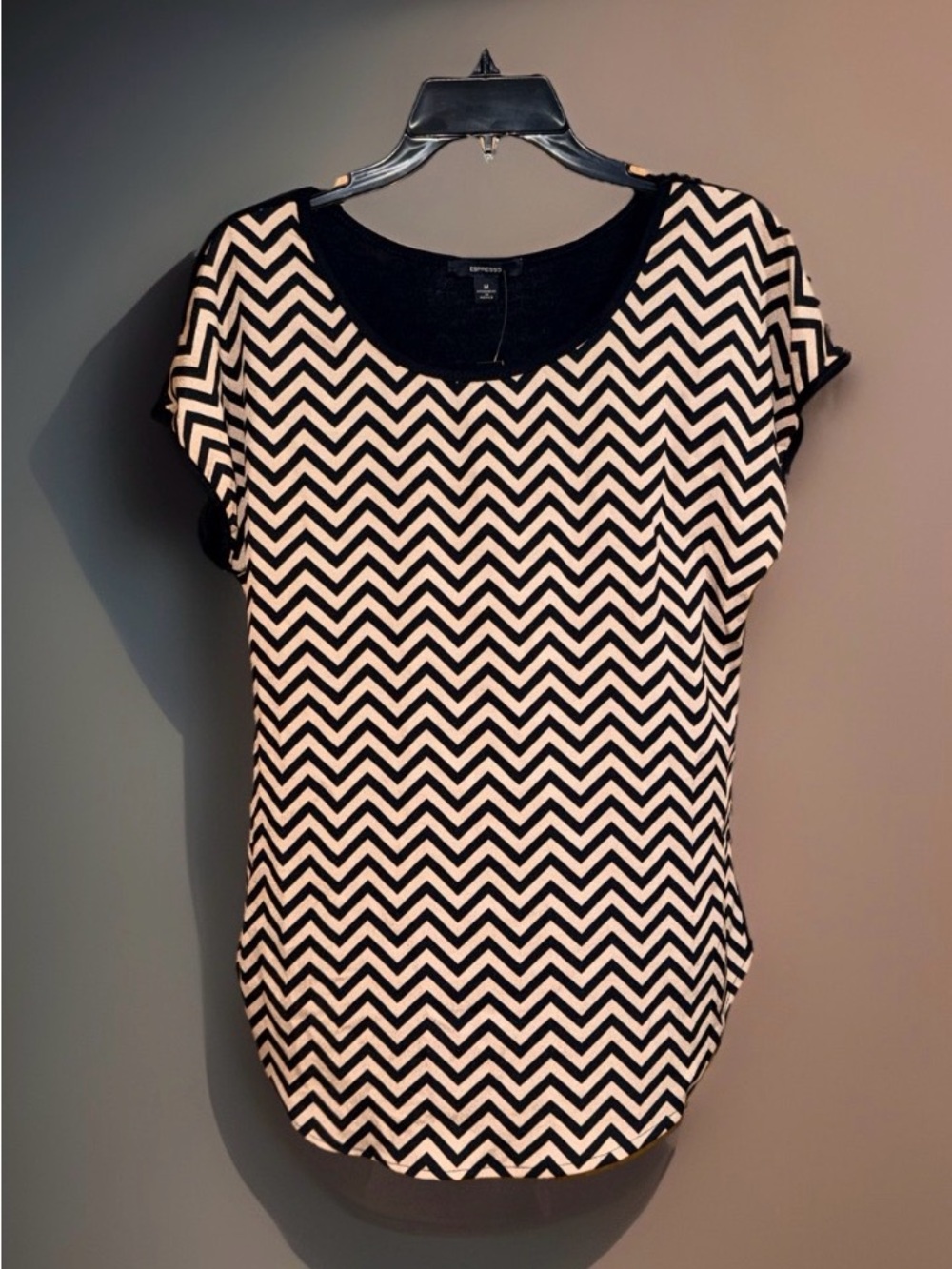 NWT Espresso Women’s Bronze & Cream Chevron Short Sleeve Tee-M